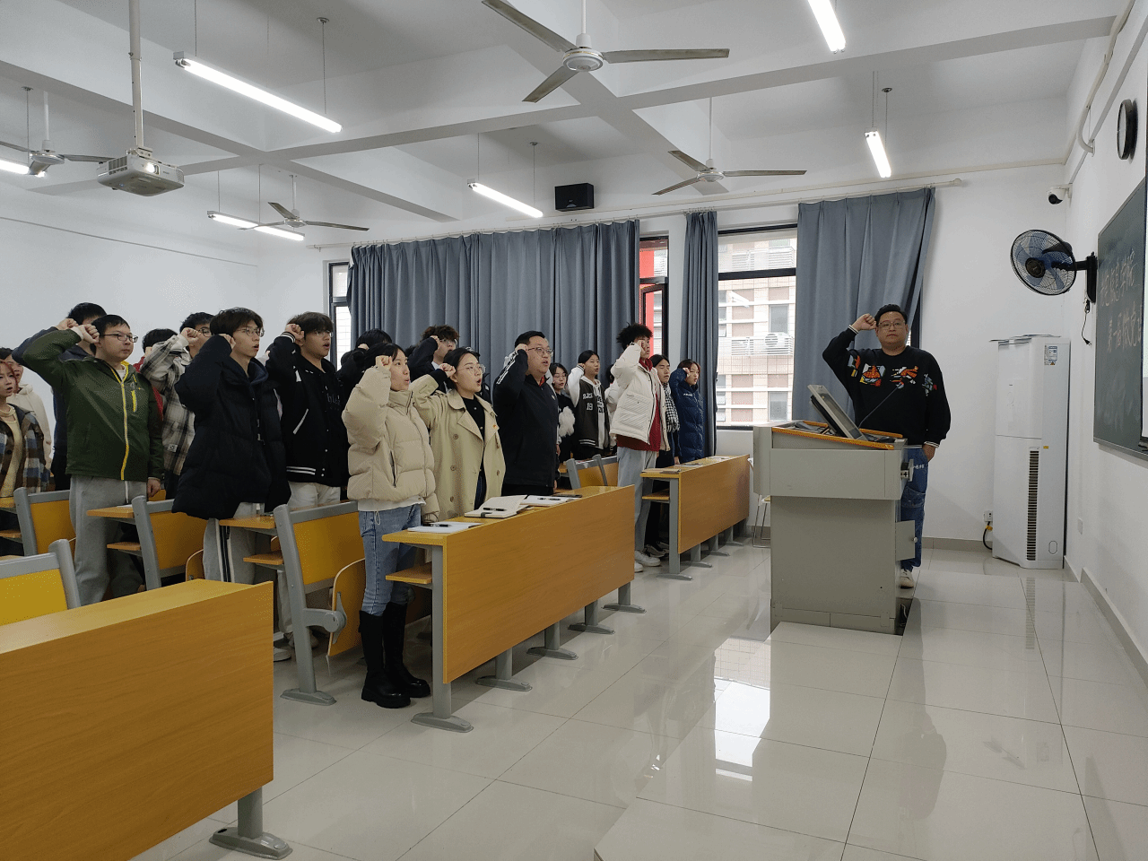 使命在肩 党旗指引——让青春在党旗下闪光 ——光电信息学院学生支部委员会举办第一期微党课